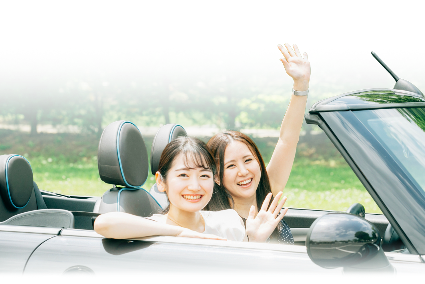 車の中で笑顔の女性