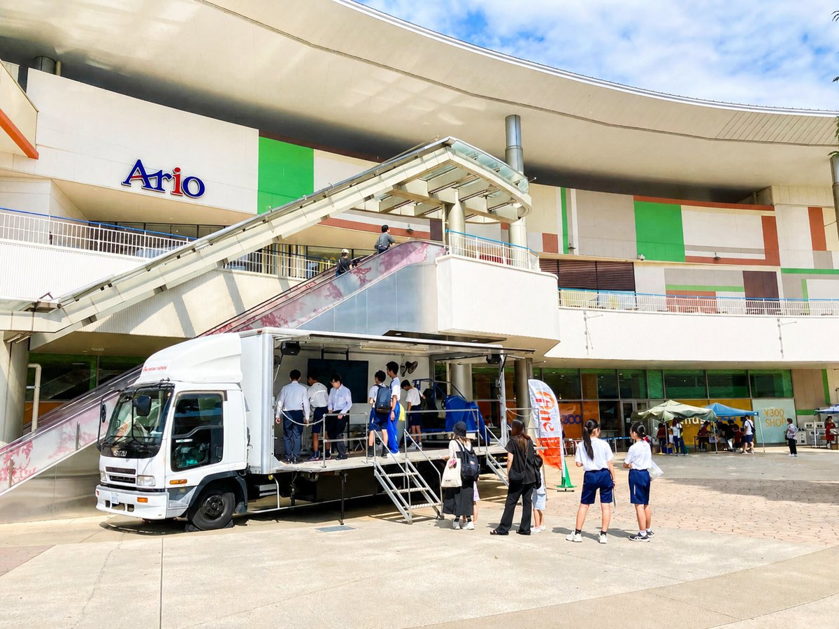 交通安全教育車の出展の様子
