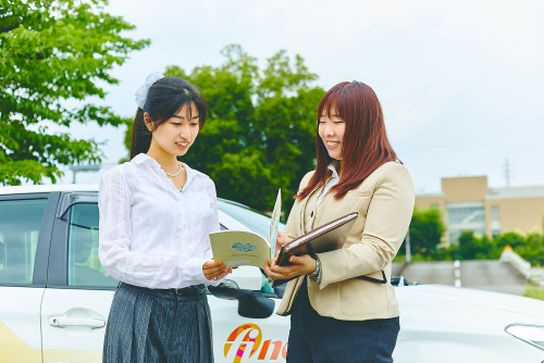 教習車までエスコートするサポーター