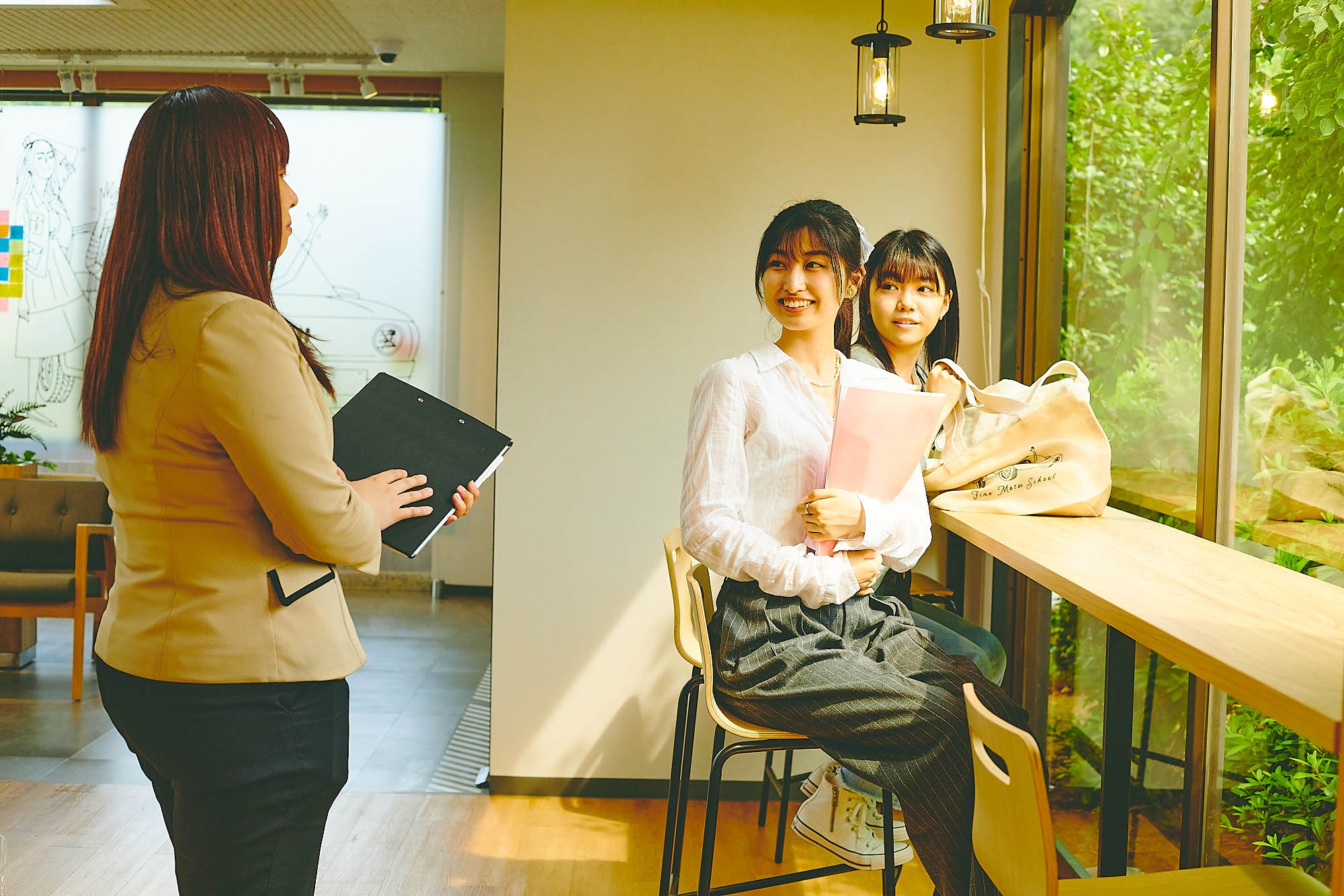 サポーターと相談する教習生