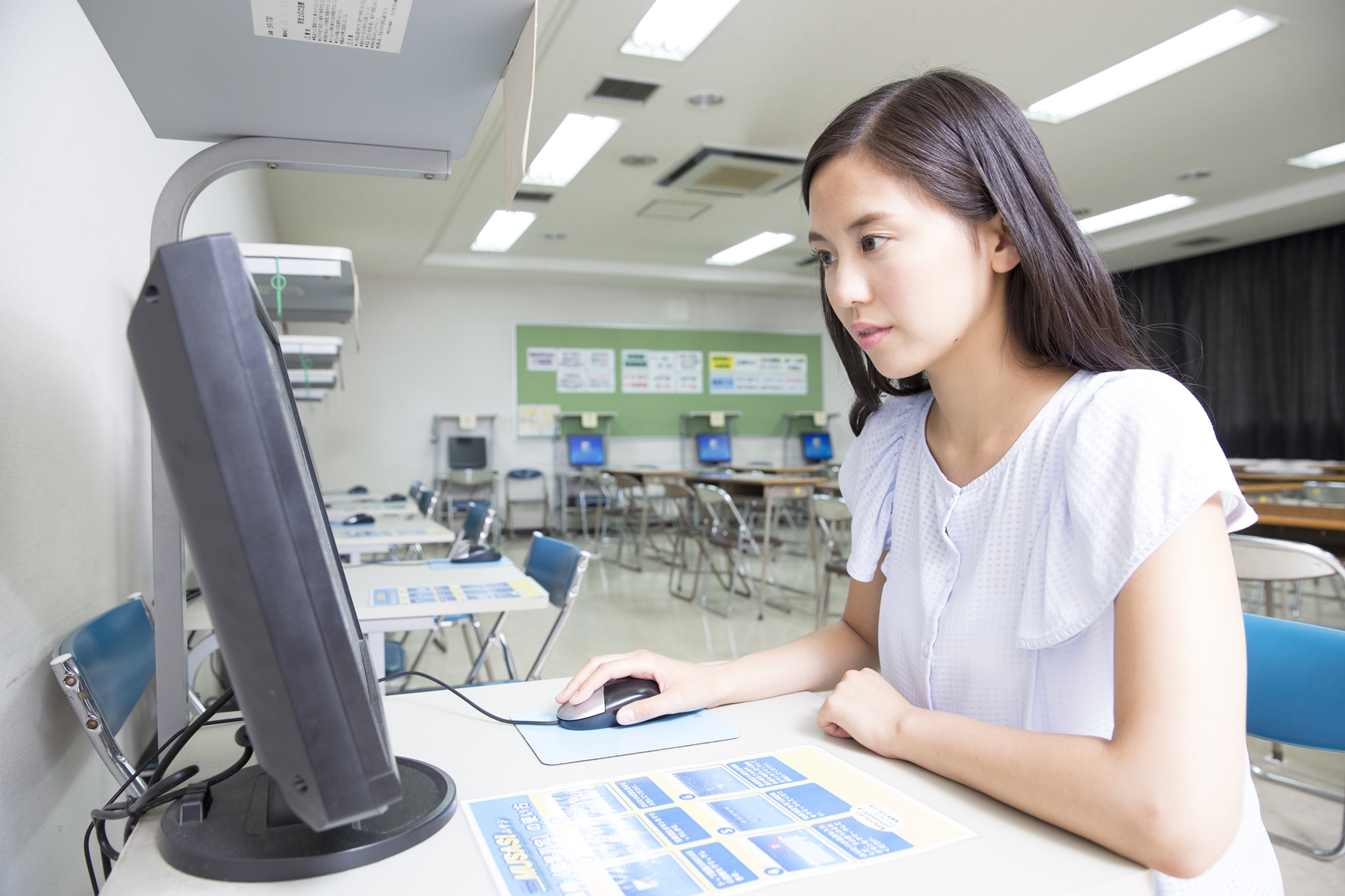 自習室で学ぶ教習生