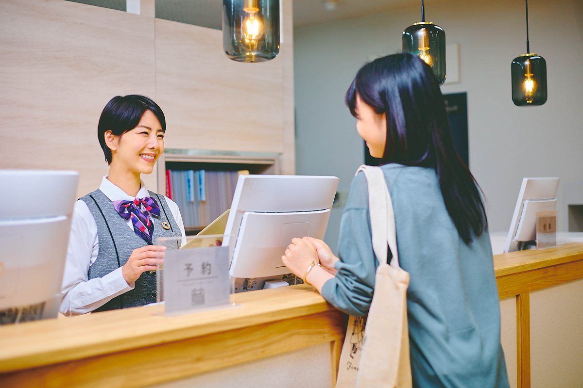 受付で相談しながら予約する様子