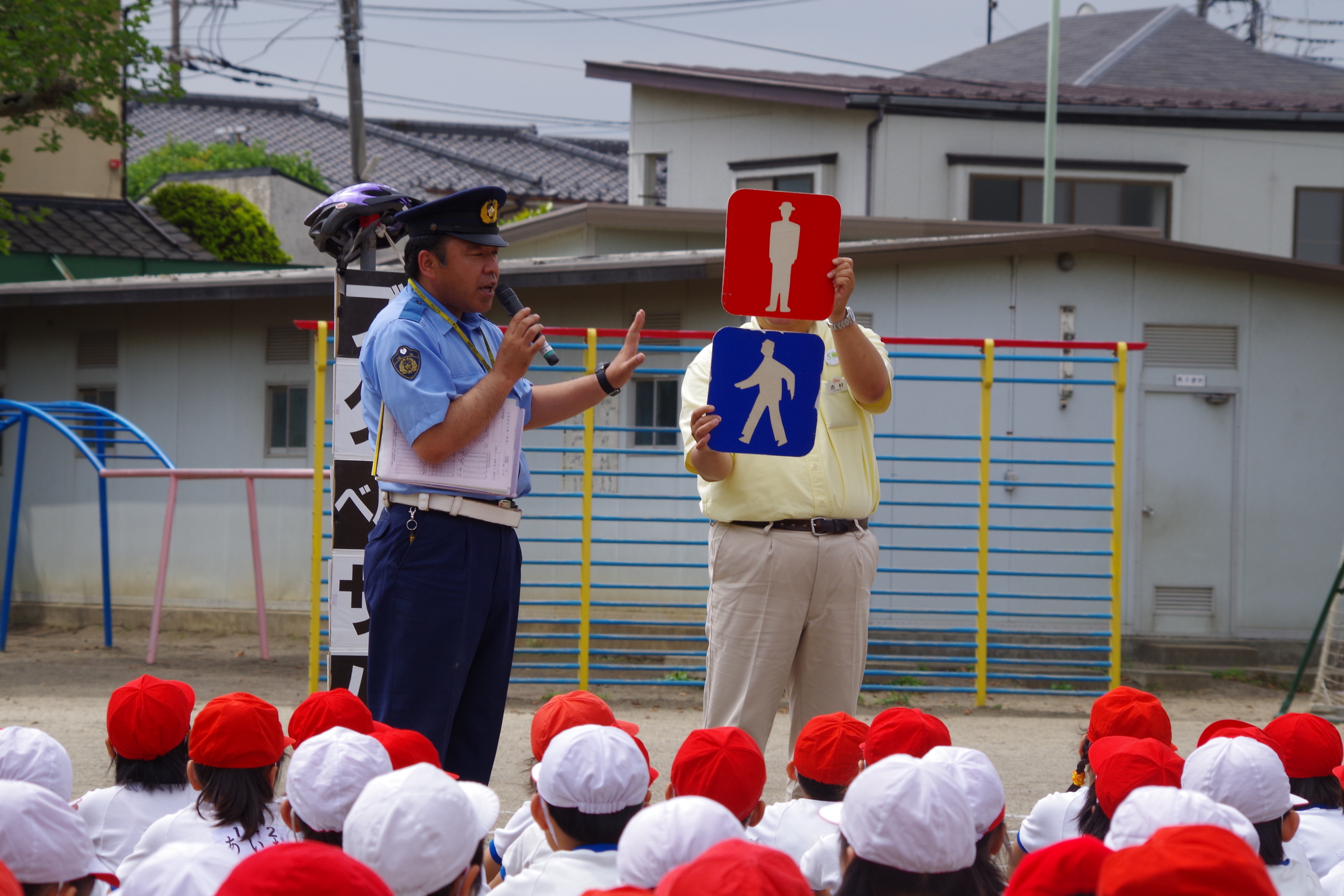 「とまれ」と「すすんでも良い」の説明