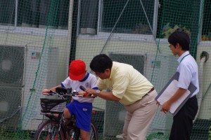 自転車の安全な乗り方を指導