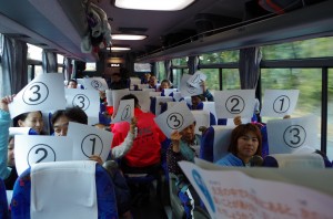 バス内での環境教室（ECOクイズに回答する参加者）