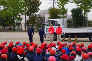 警察官と並んで挨拶