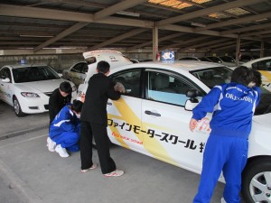 自分たちの運転した車を洗車