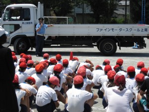 警察官の話を真剣に聞いていました