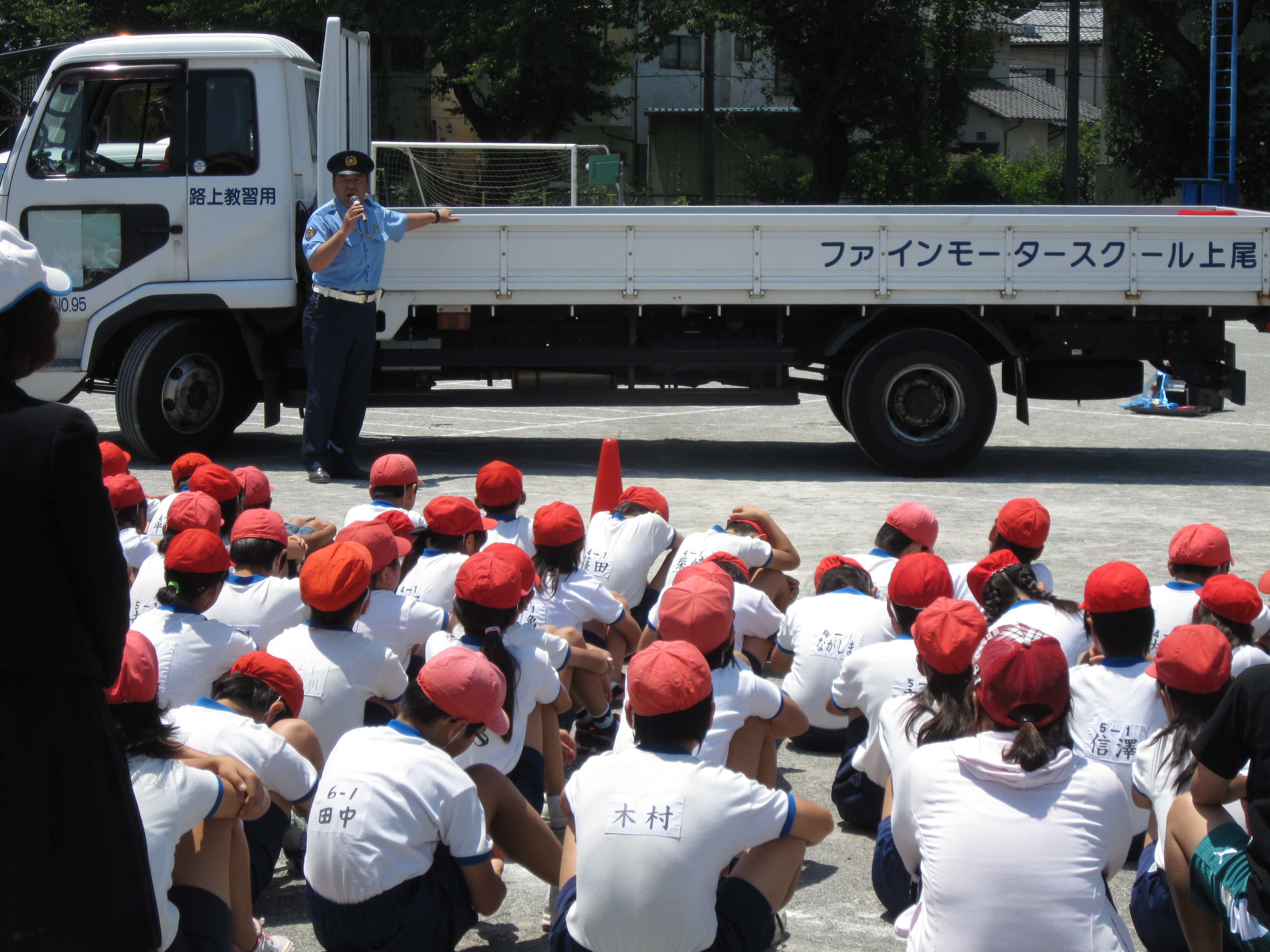 警察官の話を真剣に聞いていました