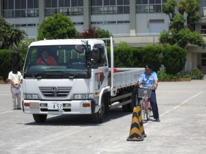 この自転車の位置は運転席から見えません