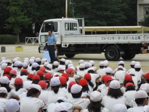 警察官の話を真剣に聞いていました