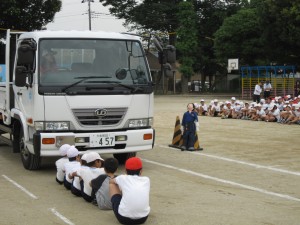 トラックの前にしゃがんでいる子たちは運転席の先生からは見えません