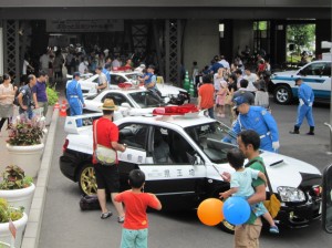 警察車両の展示