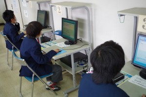 パソコン学習機で交通ルールのテストを体験