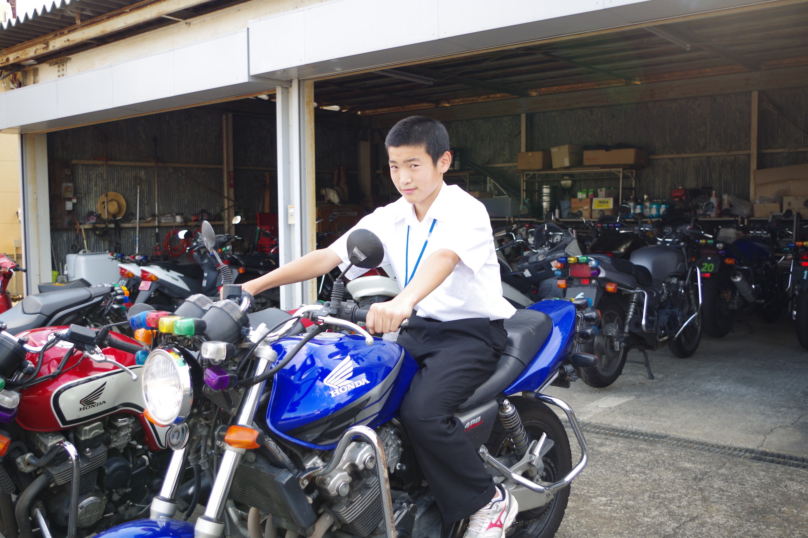 バイクに乗って記念撮影