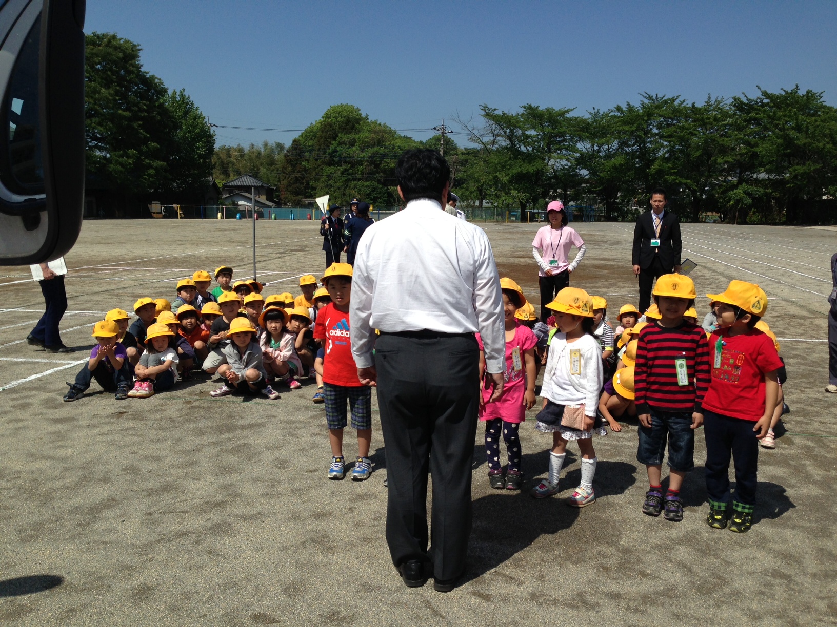 小学生に説明する吉村インストラクター