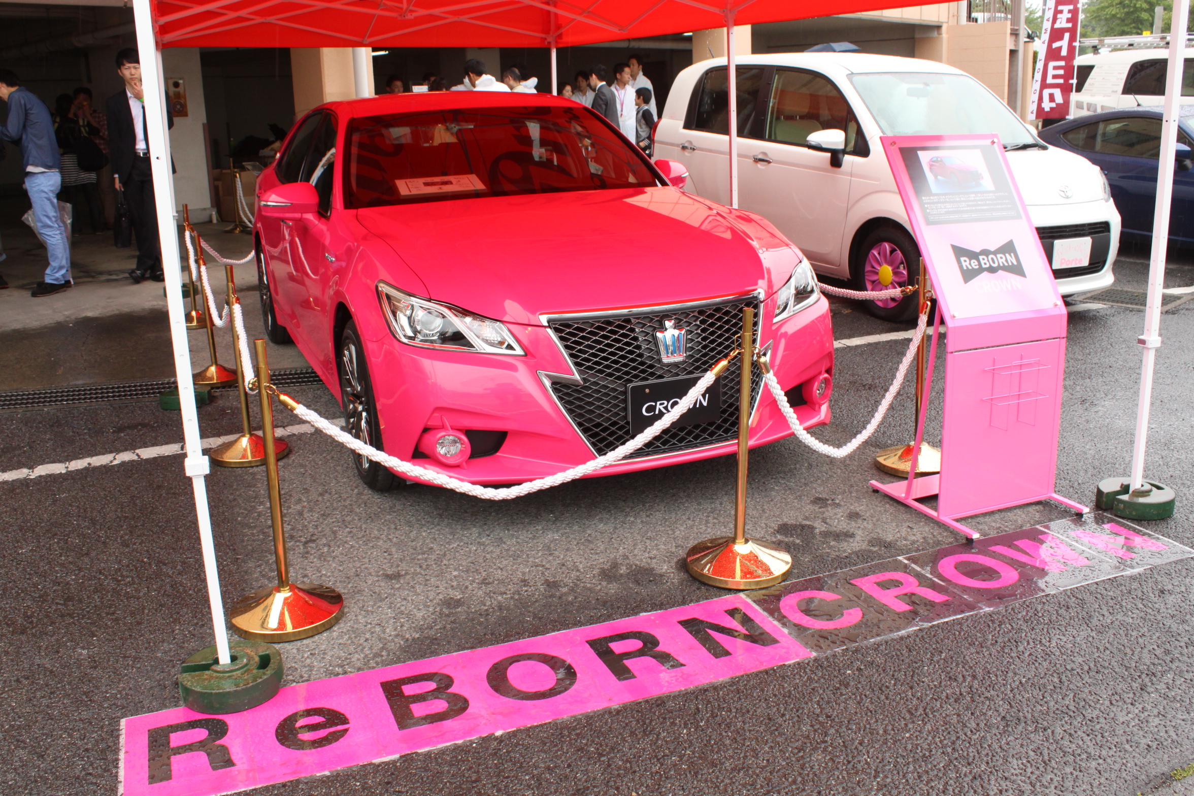 2013年末に発売予定の特別車「ピンククラウン」