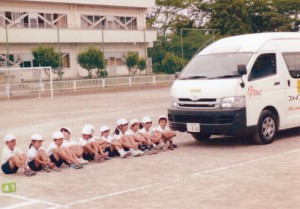 運転席からは見えていない範囲にいる子供たち