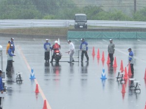 雨天の二輪ブレーキング種目