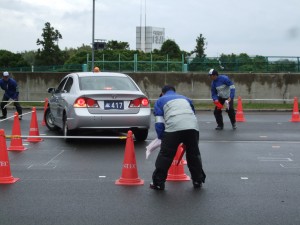 注視する審査員