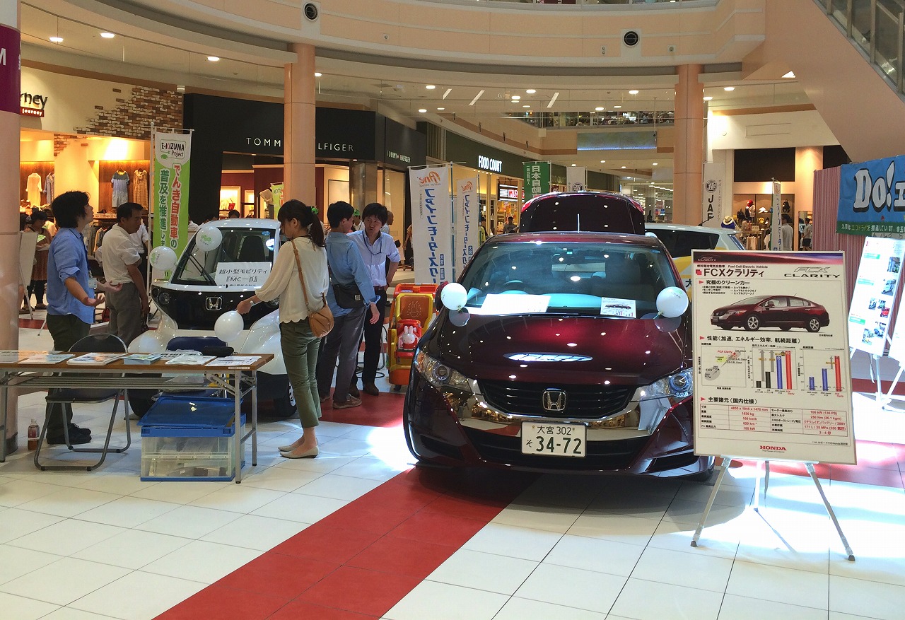 超小型モビリティMC-β（左）と水素で走る車FCXクラリティ（右）
