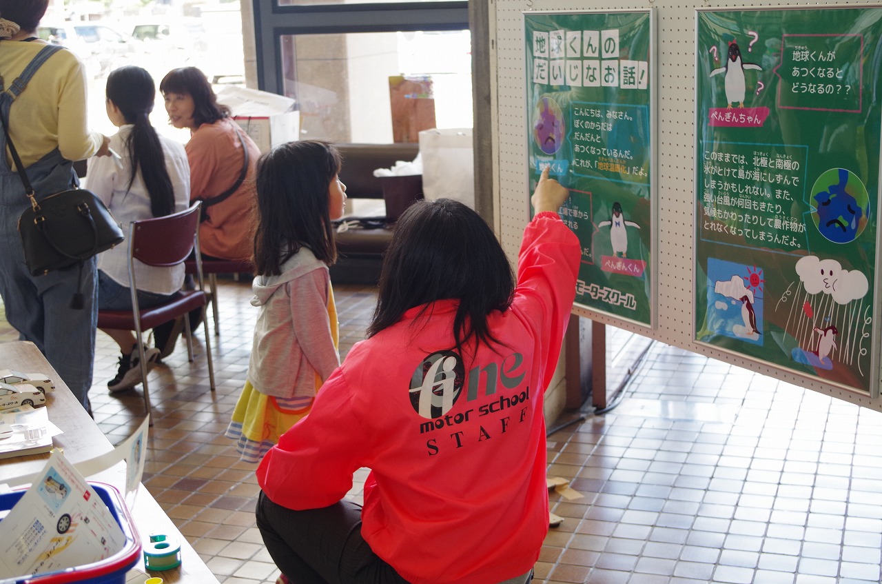 スタッフの話を真剣に聞いています