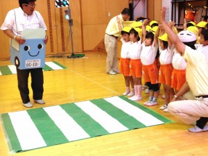 横断歩道を渡る練習の様子