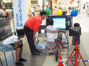 自転車シミュレーターの様子