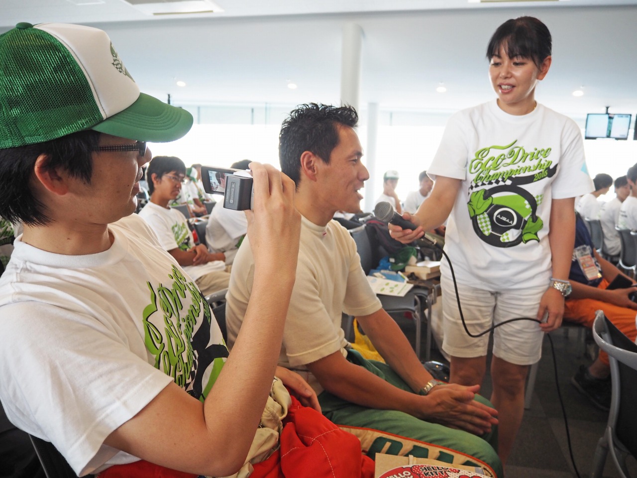 トークショーにてモータージャーナリストの竹岡圭さんから前回チャンピオンとしてインタビューを受ける様子。