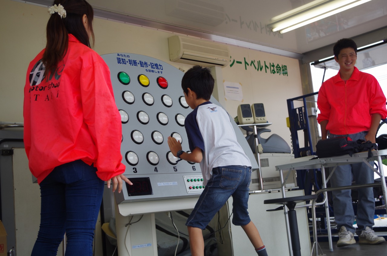 教育車に搭載されている「点灯くん」の様子