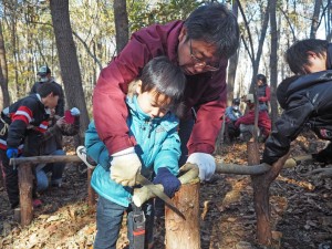 まずはノコギリの練習から！