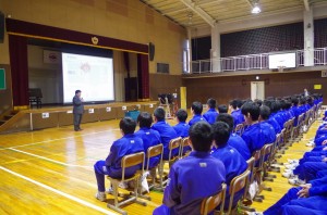 真剣に話を聞く南中学校生徒の皆さん