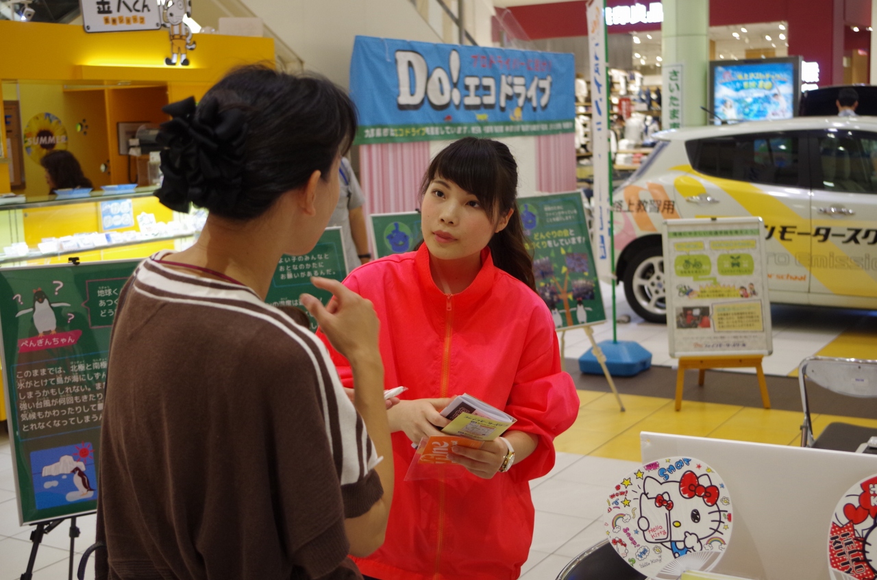 買い物ついでに免許相談をする奥様の姿も！