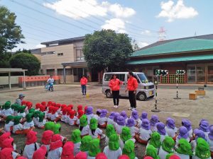 園児の皆さん、真剣に聞いています。