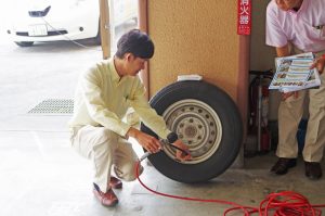 エコドライブに欠かせない空気圧チェック方法の説明