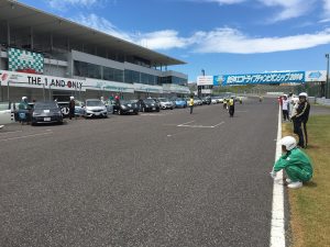 レース開始前の様子。サーキットの中に入れます。