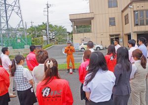 真剣に聞くスタッフ