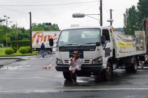 トラックからの死角について説明する様子