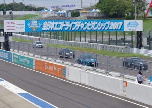 鈴鹿サーキットにエコカーが並びます