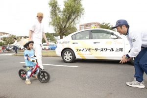 小さなお子さまも自転車に乗れるように練習しました♪