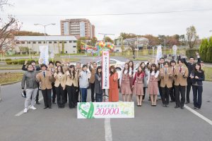 20,000人達成のお祝いに社員も駆けつけました