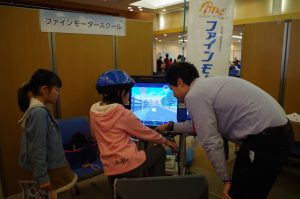ファインのインストラクターが自転車の正しい乗りかたを教えています♪