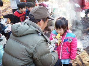 作業後は、たき火を囲んで焼き芋タイム♪