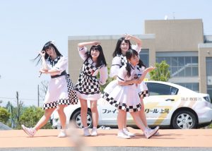 クルマ×アイドルがテーマのグループ「さきどり発 進局」。この他にもさま ざまなゲストが来場しました。