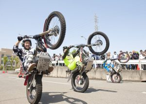 今年の「トライアルデモ」 にも、ファインの社員で現役トラ イアル選手の武井誠也（写真奥）が参加しました。