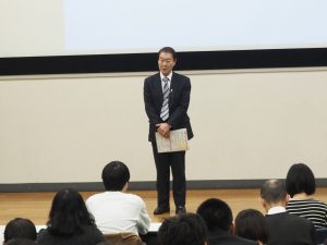 ４月から策定される自転車損害保険加入義務化について話す埼玉県防犯・交通安全課　荒木さま