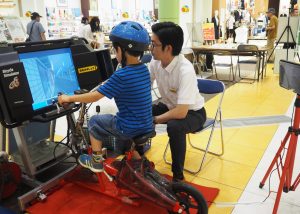 自転車シミュレーターを体験している様子