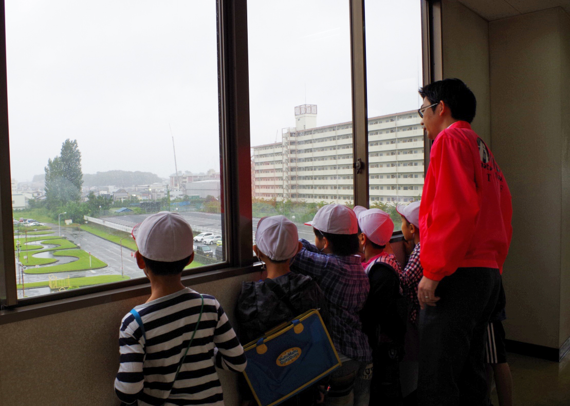 雨だったので、窓からコースを見学しました