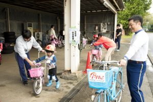 自転車教室の様子（自転車が乗れない子編）