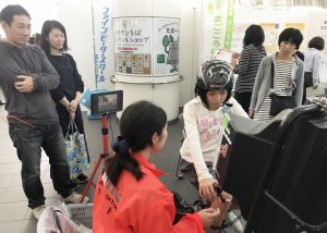 シミュレーターで安全な自転車の乗り方を勉強します。